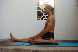 half hero yoga pose upright quadriceps stretch