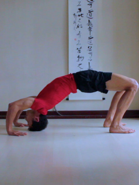 wheel pose, chakrasana or urdhva dhanurasana, lifting shoulders off of floor and getting head onto the floor