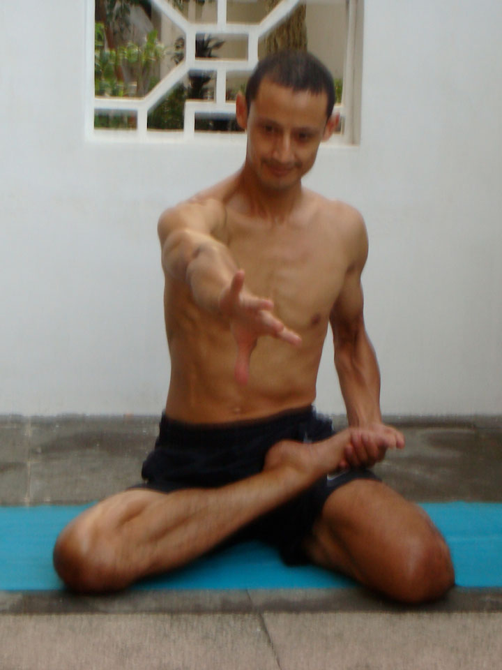 baradvajrasana, sage pose, preparation, getting ready to reach arm behind back by reaching arm forwards