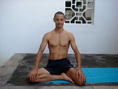 baradvajrasana, prep position