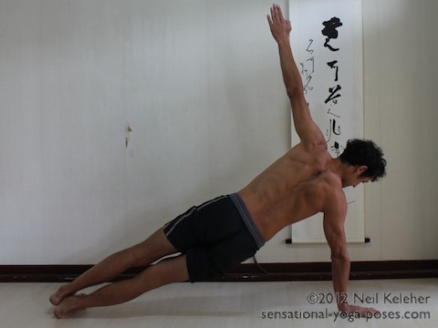 side plank yoga pose, back view, serratus anterior muscle relaxed so that ribcage sinks down