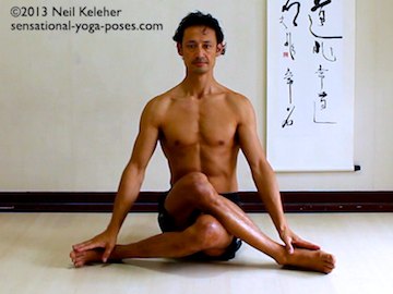 shoelace yoga pose, hip stretch, glute stretch, iliotibial band stretch